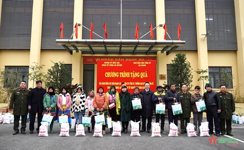Trưởng Ban Dân vận Tỉnh ủy Hà Giang trao tặng quà hộ nghèo vùng cao biên giới huyện Mèo Vạc